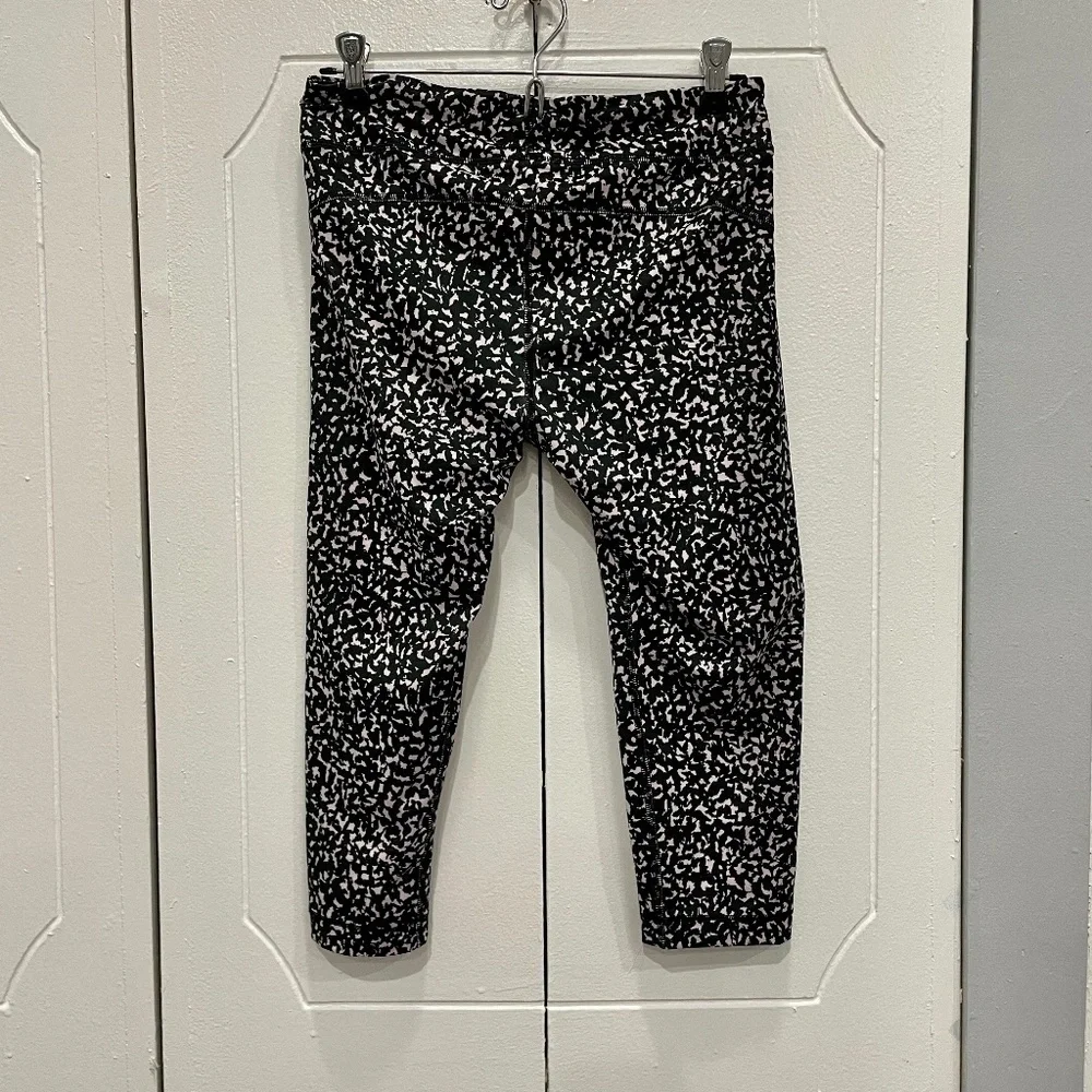 Under Armour Patterned Cropped Leggings
